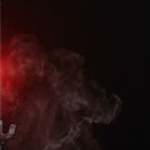 Nuvem de magnésio iluminada por luz vermelha no salão escuro