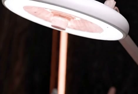 Luminária de lupa com luz suave, usada na análise da pele
