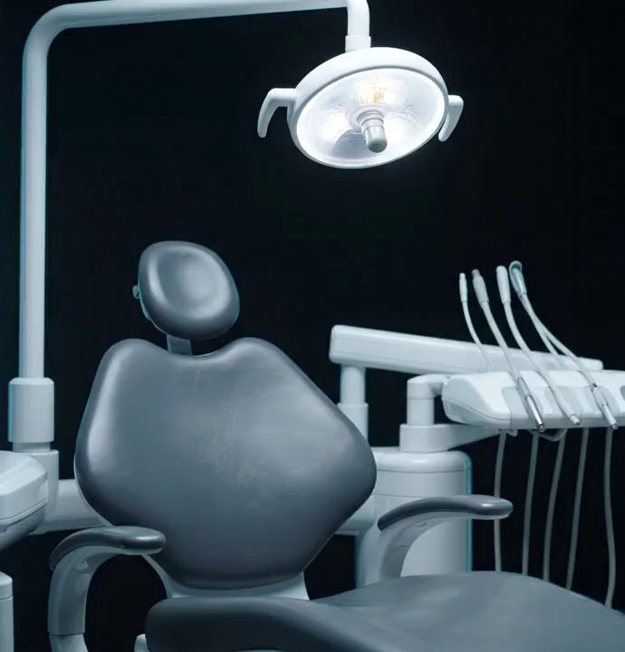 Consultório com cadeira odontológica, refletor e equipo