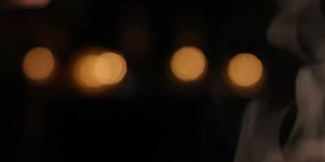 Luzes quentes desfocadas do salão e fumaça subindo